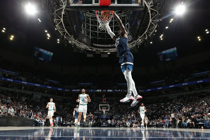 MINNEAPOLIS, MN -  NOVEMBER 4: Julius Randle #30 of the Minnesota Timberwolves dunks the ball during the game against the Charlotte Hornets on November 4, 2024 at Target Center in Minneapolis, Minnesota. NOTE TO USER: User expressly acknowledges and agrees that, by downloading and or using this Photograph, user is consenting to the terms and conditions of the Getty Images License Agreement. Mandatory Copyright Notice: Copyright 2024 NBAE (Photo by David Sherman/NBAE via Getty Images)