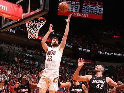 MIAMI, FL - DECEMBER 8: Dean Wade #32 of the Cleveland Cavaliers grabs a rebound during the game against the Miami Heat on December 8, 2023 at Kaseya Center in Miami, Florida. NOTE TO USER: User expressly acknowledges and agrees that, by downloading and or using this Photograph, user is consenting to the terms and conditions of the Getty Images License Agreement. Mandatory Copyright Notice: Copyright 2023 NBAE (Photo by Issac Baldizon/NBAE via Getty Images)