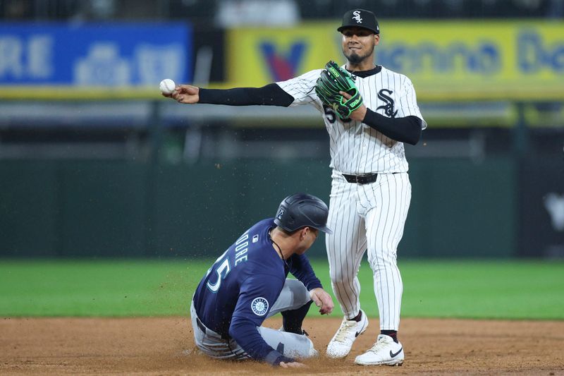 May 20, 2025; Chicago, Illinois, USA; Chicago White Sox second baseman Lenyn Sosa (50) throws out Seattle Mariners second baseman Dylan Moore (25) at second base during the fifth inning at Rate Field. Mandatory Credit: Kamil Krzaczynski-Imagn Images