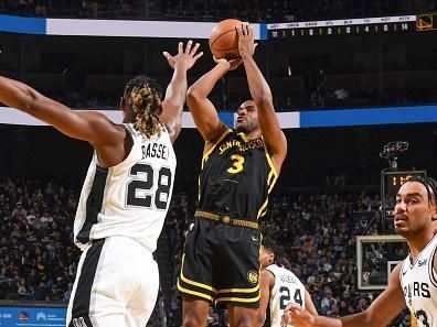 Golden State Warriors Look to Extend Winning Streak Against San Antonio Spurs: Stephen Curry Dom...