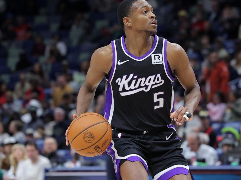 NEW ORLEANS, LOUISIANA - DECEMBER 12: De'Aaron Fox #5 of the Sacramento Kings drives with the ball against the New Orleans Pelicans during a game at the Smoothie King Center on December 12, 2024 in New Orleans, Louisiana. NOTE TO USER: User expressly acknowledges and agrees that, by downloading and or using this Photograph, user is consenting to the terms and conditions of the Getty Images License Agreement. (Photo by Jonathan Bachman/Getty Images)