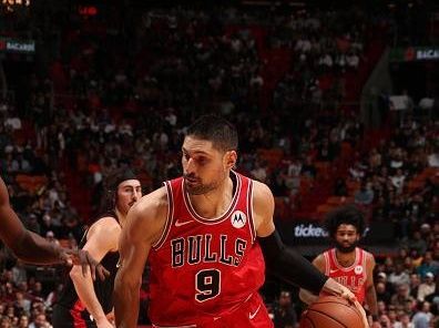 MIAMI, FL - DECEMBER 16: Nikola Vucevic #9 of the Chicago Bulls drives to the basket during the game against the Miami Heat on December 16, 2023 at Kaseya Center in Miami, Florida. NOTE TO USER: User expressly acknowledges and agrees that, by downloading and or using this Photograph, user is consenting to the terms and conditions of the Getty Images License Agreement. Mandatory Copyright Notice: Copyright 2023 NBAE (Photo by Issac Baldizon/NBAE via Getty Images)