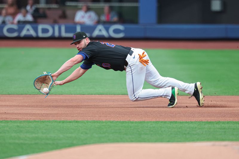 Jul 26, 2024; New York City, New York, USA; New York Mets first baseman Pete Alonso (20) fields a ground ball during the first inning against the Atlanta Braves at Citi Field. Mandatory Credit: Vincent Carchietta-USA TODAY Sports