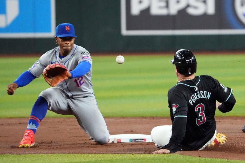 Aug 28, 2024; Phoenix, Arizona, USA; New York Mets shortstop Francisco Lindor (12) fields a throw and tags out Arizona Diamondbacks designated hitter Joc Pederson (3) during a run down during the seventh inning at Chase Field. Mandatory Credit: Joe Camporeale-USA TODAY Sports