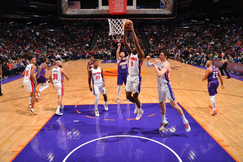 PHOENIX, AZ - FEBRUARY 14:  Drew Eubanks #14 of the Phoenix Suns and Jalen Duren #0 of the Detroit Pistons battle for a rebound on February 14, 2024 at Footprint Center in Phoenix, Arizona. NOTE TO USER: User expressly acknowledges and agrees that, by downloading and or using this photograph, user is consenting to the terms and conditions of the Getty Images License Agreement. Mandatory Copyright Notice: Copyright 2024 NBAE (Photo by Barry Gossage/NBAE via Getty Images)