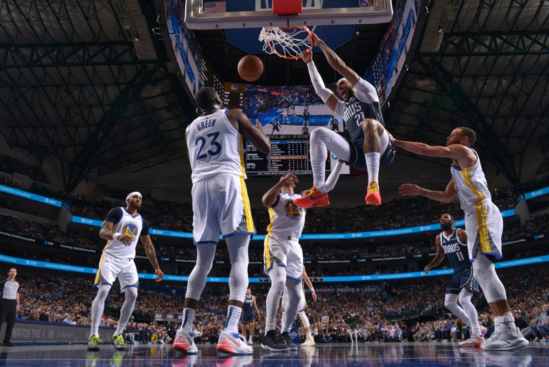 DALLAS, TX - APRIL 5:  Daniel Gafford #21 of the Dallas Mavericks dunks the ball during the game against the Golden State Warriors on April 5, 2024 at the American Airlines Center in Dallas, Texas. NOTE TO USER: User expressly acknowledges and agrees that, by downloading and or using this photograph, User is consenting to the terms and conditions of the Getty Images License Agreement. Mandatory Copyright Notice: Copyright 2024 NBAE (Photo by Glenn James/NBAE via Getty Images)