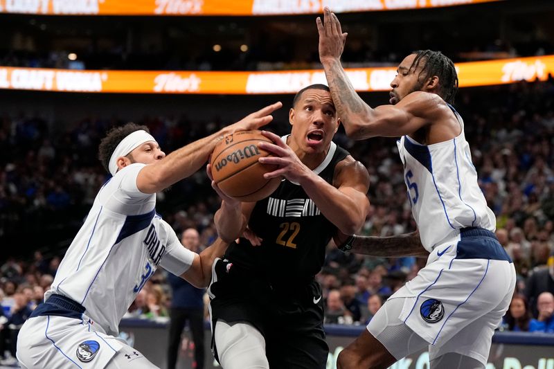 DALLAS, TEXAS - JANUARY 09: Desmond Bane #22 of the Memphis Grizzlies drives to the basket between Seth Curry #30 and Derrick Jones Jr. #55 of the Dallas Mavericks during the second half at American Airlines Center on January 09, 2024 in Dallas, Texas. NOTE TO USER: User expressly acknowledges and agrees that, by downloading and or using this photograph, User is consenting to the terms and conditions of the Getty Images License Agreement. (Photo by Sam Hodde/Getty Images)