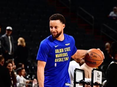 PHOENIX, AZ - DECEMBER 12: Stephen Curry #30 of the Golden State Warriors of the Golden State Warriors smiles before the game against the Phoenix Suns on December 12, 2023 at Footprint Center in Phoenix, Arizona. NOTE TO USER: User expressly acknowledges and agrees that, by downloading and or using this photograph, user is consenting to the terms and conditions of the Getty Images License Agreement. Mandatory Copyright Notice: Copyright 2023 NBAE (Photo by Barry Gossage/NBAE via Getty Images)