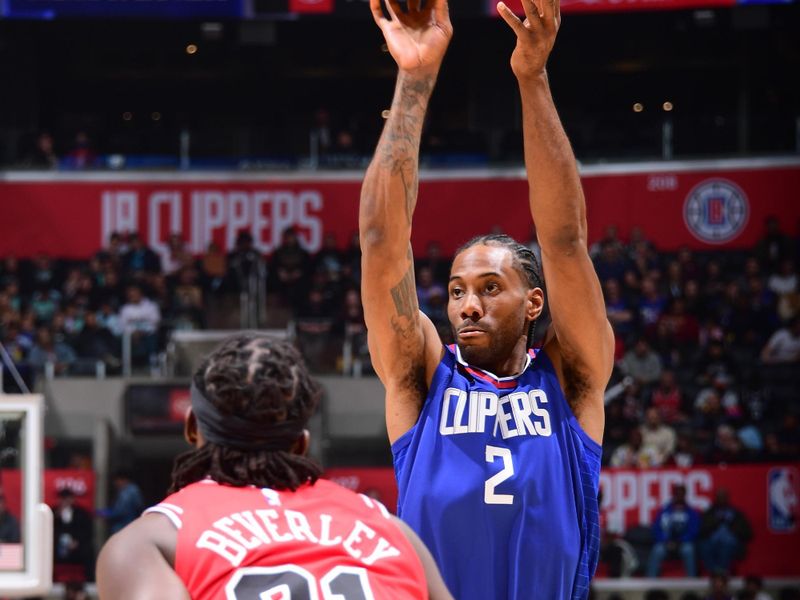 LOS ANGELES, CA - MARCH 27: Kawhi Leonard #2 of the LA Clippers shoots the ball during the game against the Chicago Bulls on March 27, 2023 at Crypto.Com Arena in Los Angeles, California. NOTE TO USER: User expressly acknowledges and agrees that, by downloading and/or using this Photograph, user is consenting to the terms and conditions of the Getty Images License Agreement. Mandatory Copyright Notice: Copyright 2023 NBAE (Photo by Adam Pantozzi/NBAE via Getty Images)