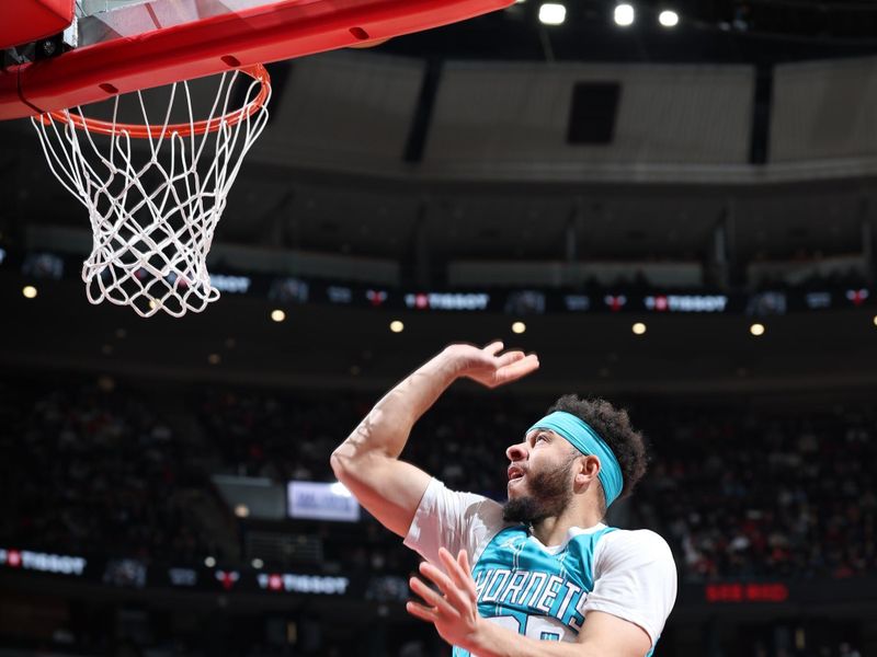CHICAGO, IL - JANUARY 17: Seth Curry #30 of the Charlotte Hornets shoots the ball during the game against the Chicago Bulls on January 17, 2025 at United Center in Chicago, Illinois. NOTE TO USER: User expressly acknowledges and agrees that, by downloading and or using this photograph, User is consenting to the terms and conditions of the Getty Images License Agreement. Mandatory Copyright Notice: Copyright 2025 NBAE (Photo by Jeff Haynes/NBAE via Getty Images)