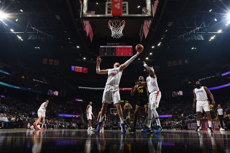 SAN FRANCISCO, CA - FEBRUARY 14: Ivica Zubac #40 of the LA Clippers grabs a rebound during the game against the Golden State Warriors on FEBRUARY 14, 2024 at Chase Center in San Francisco, California. NOTE TO USER: User expressly acknowledges and agrees that, by downloading and or using this photograph, user is consenting to the terms and conditions of Getty Images License Agreement. Mandatory Copyright Notice: Copyright 2024 NBAE (Photo by Noah Graham/NBAE via Getty Images)