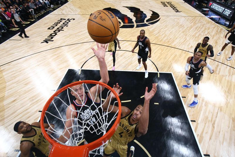 TORONTO, CANADA - JANUARY 26: Mason Plumlee #44 of the LA Clippers drives to the basket during the game against the Toronto Raptors on January 26, 2024 at the Scotiabank Arena in Toronto, Ontario, Canada.  NOTE TO USER: User expressly acknowledges and agrees that, by downloading and or using this Photograph, user is consenting to the terms and conditions of the Getty Images License Agreement.  Mandatory Copyright Notice: Copyright 2024 NBAE (Photo by Vaughn Ridley/NBAE via Getty Images)