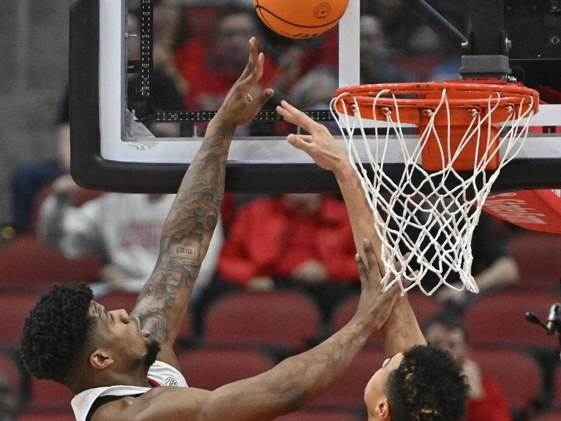 Jan 3, 2023; Louisville, Kentucky, USA; Louisville Cardinals forward Sydney Curry (21) shoots against Syracuse Orange center Jesse Edwards (14) during the first half at KFC Yum! Center. Mandatory Credit: Jamie Rhodes-USA TODAY Sports