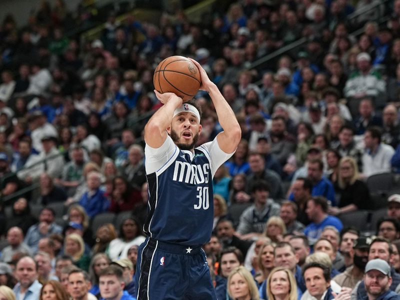 DALLAS, TX - JANUARY 27: Seth Curry #30 of the Dallas Mavericks shoots a three point basket during the game  on January 27, 2024 at the American Airlines Center in Dallas, Texas. NOTE TO USER: User expressly acknowledges and agrees that, by downloading and or using this photograph, User is consenting to the terms and conditions of the Getty Images License Agreement. Mandatory Copyright Notice: Copyright 2024 NBAE (Photo by Glenn James/NBAE via Getty Images)