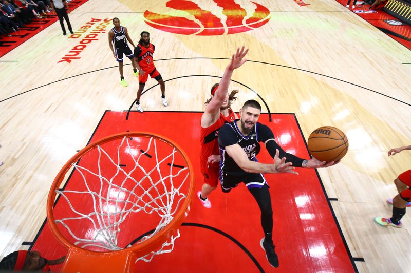 TORONTO, CANADA - MARCH 20: Alex Len #25 of the Sacramento Kings drives to the basket during the game against the Toronto Raptors on March 20, 2024 at the Scotiabank Arena in Toronto, Ontario, Canada.  NOTE TO USER: User expressly acknowledges and agrees that, by downloading and or using this Photograph, user is consenting to the terms and conditions of the Getty Images License Agreement.  Mandatory Copyright Notice: Copyright 2024 NBAE (Photo by Vaughn Ridley/NBAE via Getty Images)