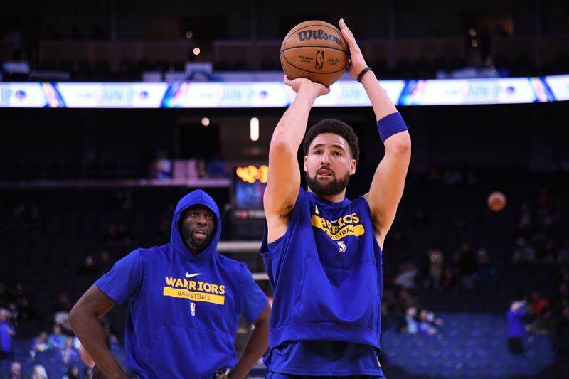 SAN FRANCISCO, CA - JANUARY 27: Klay Thompson #11 of the Golden State Warriors warms up before the game against the Toronto Raptors on January 27, 2023 at Chase Center in San Francisco, California. NOTE TO USER: User expressly acknowledges and agrees that, by downloading and or using this photograph, user is consenting to the terms and conditions of Getty Images License Agreement. Mandatory Copyright Notice: Copyright 2023 NBAE (Photo by Noah Graham/NBAE via Getty Images)