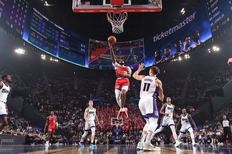 INGLEWOOD, CA - NOVEMBER 22: Derrick Jones Jr. #55 of the LA Clippers drives to the basket during the game against the Sacramento Kings during the Emirates NBA Cup game on November 22, 2024 at the Intuit Dome in Los Angeles, California. NOTE TO USER: User expressly acknowledges and agrees that, by downloading and/or using this Photograph, user is consenting to the terms and conditions of the Getty Images License Agreement. Mandatory Copyright Notice: Copyright 2024 NBAE (Photo by Juan Ocampo/NBAE via Getty Images)