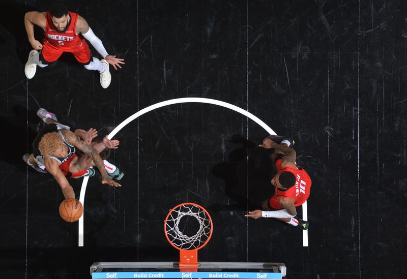 SAN ANTONIO, TX - OCTOBER 28: Jeremy Sochan #10 of the San Antonio Spurs drives to the basket during the game against the Houston Rockets  during a regular season game on October 28, 2024 at the Frost Bank Center in San Antonio, Texas. NOTE TO USER: User expressly acknowledges and agrees that, by downloading and or using this photograph, user is consenting to the terms and conditions of the Getty Images License Agreement. Mandatory Copyright Notice: Copyright 2024 NBAE (Photos by Michael Gonzales/NBAE via Getty Images)