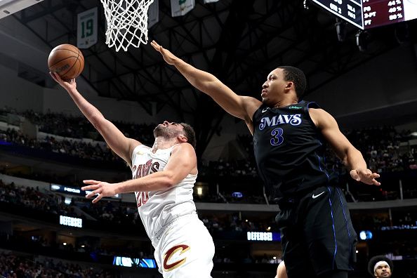 DALLAS, TEXAS - DECEMBER 27: Georges Niang #20 of the Cleveland Cavaliers shoots the ball against Grant Williams #3 of the Dallas Mavericks in the first half at American Airlines Center on December 27, 2023 in Dallas, Texas. NOTE TO USER: User expressly acknowledges and agrees that, by downloading and or using this photograph, User is consenting to the terms and conditions of the Getty Images License Agreement. (Photo by Tim Heitman/Getty Images)