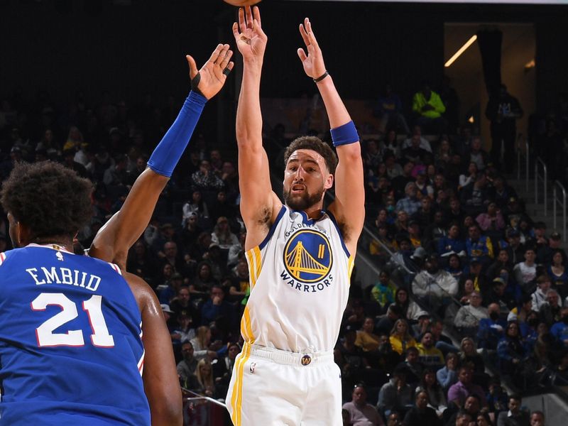 SAN FRANCISCO, CA - MARCH 24: Klay Thompson #11 of the Golden State Warriors shoots the ball during the game against the Philadelphia 76ers on March 24, 2023 at Chase Center in San Francisco, California. NOTE TO USER: User expressly acknowledges and agrees that, by downloading and or using this photograph, user is consenting to the terms and conditions of Getty Images License Agreement. Mandatory Copyright Notice: Copyright 2023 NBAE (Photo by Noah Graham/NBAE via Getty Images)