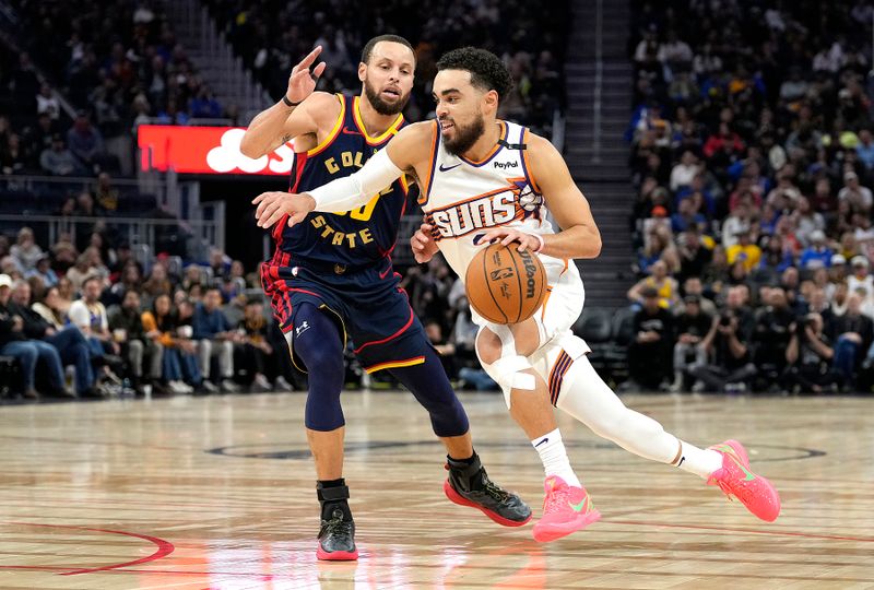 SAN FRANCISCO, CALIFORNIA - JANUARY 31: Tyus Jones #21 of the Phoenix Suns drives to the basket on Stephen Curry #30 of the Golden State Warriors during the second half at Chase Center on January 31, 2025 in San Francisco, California. NOTE TO USER: User expressly acknowledges and agrees that, by downloading and or using this photograph, User is consenting to the terms and conditions of the Getty Images License Agreement. (Photo by Thearon W. Henderson/Getty Images)