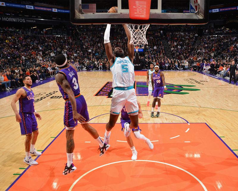 PHOENIX, AZ - JANUARY 12: Mark Williams #5 of the Charlotte Hornets dunks the ball during the game against the Phoenix Suns on January 12, 2025 at Footprint Center in Phoenix, Arizona. NOTE TO USER: User expressly acknowledges and agrees that, by downloading and or using this photograph, user is consenting to the terms and conditions of the Getty Images License Agreement. Mandatory Copyright Notice: Copyright 2025 NBAE (Photo by Barry Gossage/NBAE via Getty Images)