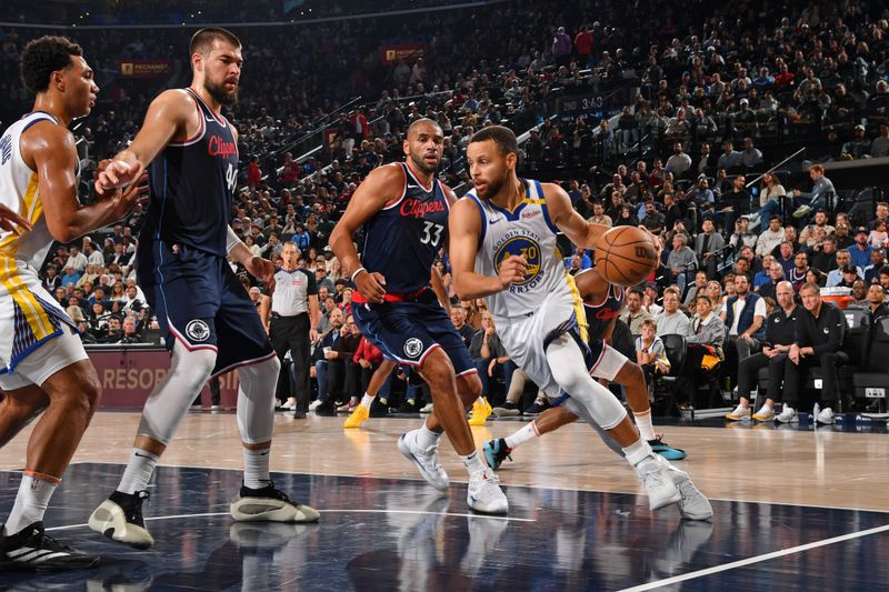 INGLEWOOD, CA - NOVEMBER 18: Stephen Curry #30 of the Golden State Warriors dribbles the ball during the game against the LA Clippers on November 18, 2024 at Intuit Dome in Los Angeles, California. NOTE TO USER: User expressly acknowledges and agrees that, by downloading and/or using this Photograph, user is consenting to the terms and conditions of the Getty Images License Agreement. Mandatory Copyright Notice: Copyright 2024 NBAE (Photo by Juan Ocampo/NBAE via Getty Images)