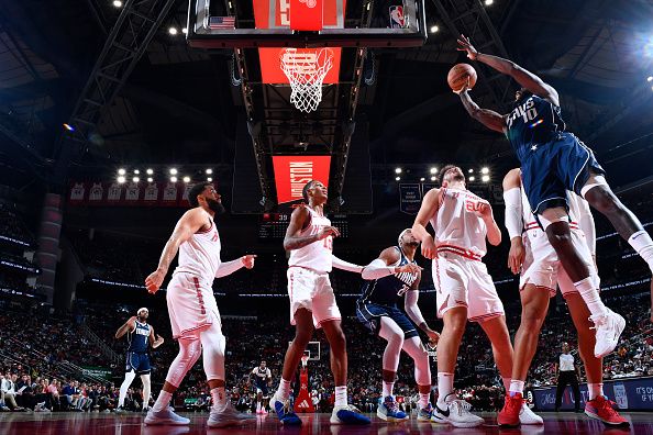 HOUSTON, TX - DECEMBER 22:   Tim Hardaway Jr. #10 of the Dallas Mavericks drives to the basket during the game against the Houston Rockets on December 22, 2023 at the Toyota Center in Houston, Texas. NOTE TO USER: User expressly acknowledges and agrees that, by downloading and or using this photograph, User is consenting to the terms and conditions of the Getty Images License Agreement. Mandatory Copyright Notice: Copyright 2023 NBAE (Photo by Logan Riely/NBAE via Getty Images)