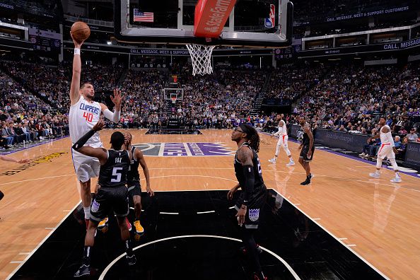 SACRAMENTO, CA - OCTOBER 22: Ivica Zubac #40 of the LA Clippers shoots the ball during the game against the Sacramento Kings on October 22, 2022 at Golden 1 Center in Sacramento, California. NOTE TO USER: User expressly acknowledges and agrees that, by downloading and or using this Photograph, user is consenting to the terms and conditions of the Getty Images License Agreement. Mandatory Copyright Notice: Copyright 2022 NBAE (Photo by Rocky Widner/NBAE via Getty Images)