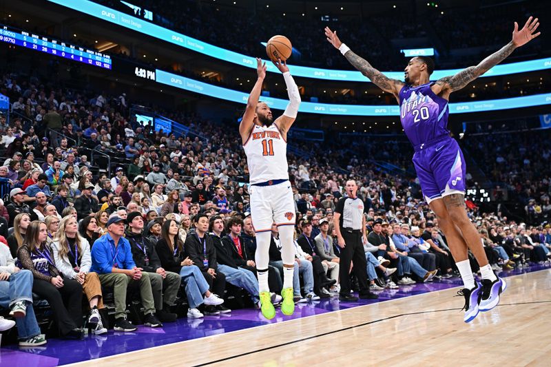 SALT LAKE CITY, UT - NOVEMBER 23: Jalen Brunson #11 of the New York Knicks three point basket during the game against the Utah Jazz on November 23, 2024 at Delta Center in Salt Lake City, Utah. NOTE TO USER: User expressly acknowledges and agrees that, by downloading and or using this Photograph, User is consenting to the terms and conditions of the Getty Images License Agreement. Mandatory Copyright Notice: Copyright 2024 NBAE (Photo by Jamie Sabau/NBAE via Getty Images)