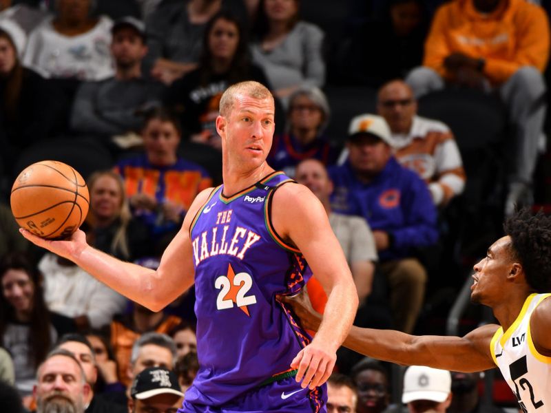 PHOENIX, AZ - JANUARY 11: Mason Plumlee #22 of the Phoenix Suns handles the ball during the game against the Utah Jazz on January 11, 2025 at Footprint Center in Phoenix, Arizona. NOTE TO USER: User expressly acknowledges and agrees that, by downloading and or using this photograph, user is consenting to the terms and conditions of the Getty Images License Agreement. Mandatory Copyright Notice: Copyright 2025 NBAE (Photo by Barry Gossage/NBAE via Getty Images)