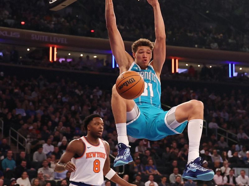 NEW YORK, NEW YORK - DECEMBER 05:  Tidjane Salaun #31 of the Charlotte Hornets dunks against OG Anunoby #8 of the New York Knicks during their game at Madison Square Garden on December 05, 2024 in New York City.  User expressly acknowledges and agrees that, by downloading and or using this photograph, User is consenting to the terms and conditions of the Getty Images License Agreement.  (Photo by Al Bello/Getty Images)