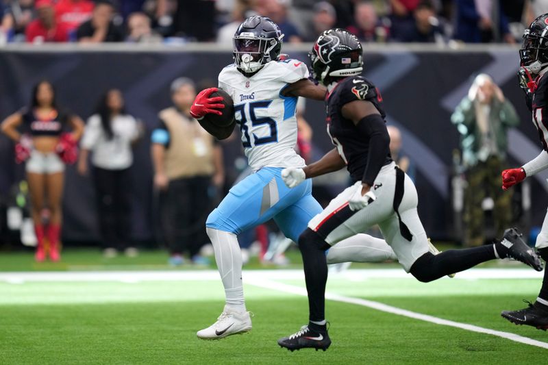 Tennessee Titans tight end Chig Okonkwo (85) runs past Houston Texans cornerback Kamari Lassiter (4) after a catch to score a touchdown during the second half an NFL football game Sunday, Nov. 24, 2024, in Houston. (AP Photo/Eric Christian Smith)