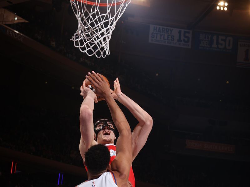 NEW YORK, NY - JANUARY 27: Zach Edey #14 of the Memphis Grizzlies drives to the basket during the game against the New York Knicks on January 27, 2025 at Madison Square Garden in New York City, New York.  NOTE TO USER: User expressly acknowledges and agrees that, by downloading and or using this photograph, User is consenting to the terms and conditions of the Getty Images License Agreement. Mandatory Copyright Notice: Copyright 2025 NBAE  (Photo by Nathaniel S. Butler/NBAE via Getty Images)