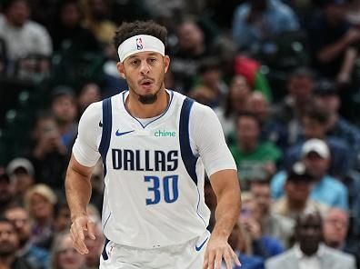 DALLAS, TX - NOVEMBER 1: Seth Curry #30 of the Dallas Mavericks dribbles the ball during the game against the Chicago Bulls on November 1, 2023 at the American Airlines Center in Dallas, Texas. NOTE TO USER: User expressly acknowledges and agrees that, by downloading and or using this photograph, User is consenting to the terms and conditions of the Getty Images License Agreement. Mandatory Copyright Notice: Copyright 2023 NBAE (Photo by Glenn James/NBAE via Getty Images)