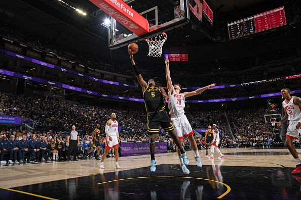 SAN FRANCISCO, CA - NOVEMBER 20: Kevon Looney #5 of the Golden State Warriors shoots the ball during the game against the Houston Rockets on November 20, 2023 at Chase Center in San Francisco, California. NOTE TO USER: User expressly acknowledges and agrees that, by downloading and or using this photograph, user is consenting to the terms and conditions of Getty Images License Agreement. Mandatory Copyright Notice: Copyright 2023 NBAE (Photo by Noah Graham/NBAE via Getty Images)