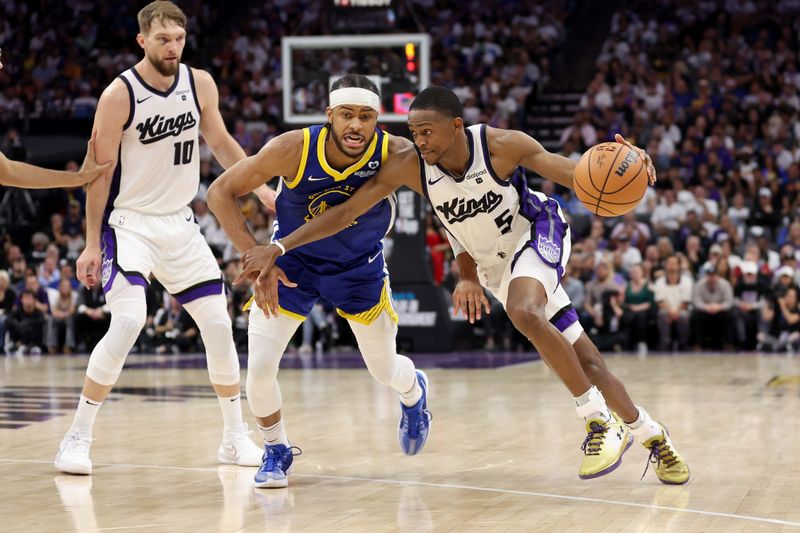 SACRAMENTO, CALIFORNIA - APRIL 16: De'Aaron Fox #5 of the Sacramento Kings is guarded by Moses Moody #4 of the Golden State Warriors in the second half during the Play-In Tournament at Golden 1 Center on April 16, 2024 in Sacramento, California.  NOTE TO USER: User expressly acknowledges and agrees that, by downloading and or using this photograph, User is consenting to the terms and conditions of the Getty Images License Agreement.  (Photo by Ezra Shaw/Getty Images)